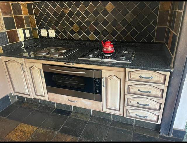 6 BEDROOM HOUSE FOR SALE IN MOOIKLOOF